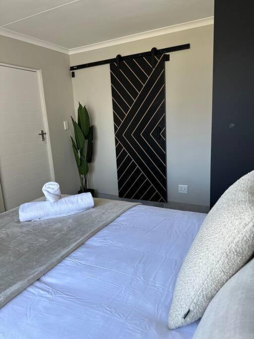 Monte Serrat Views - Spacious 1 Bedroom Apartment Cape Town