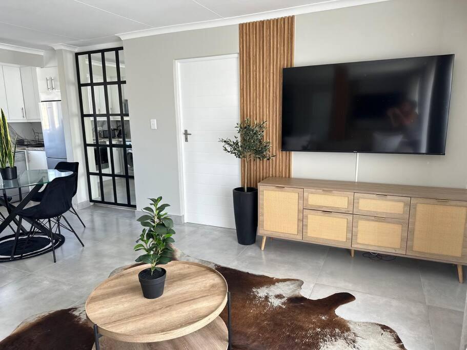 Apartment Monte Serrat Views - Spacious 1 Bedroom Cape Town