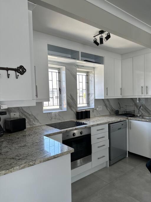 Monte Serrat Views - Spacious 1 Bedroom * Cape Town